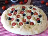 przepis Gruba i puszysta focaccia z pomidorkami koktajlowymi, oliwkami i oregano