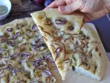 przepis Rustykalna focaccia z cebulą i rozmarynem