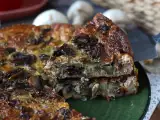 przepis Quiche bez ciasta z pieczarkami, boczkiem i serkiem wiejskim