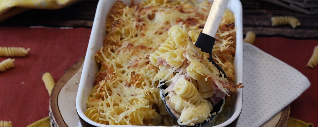 Zapiekanka z makaronu z szynką i serem w urządzeniu airfryer
