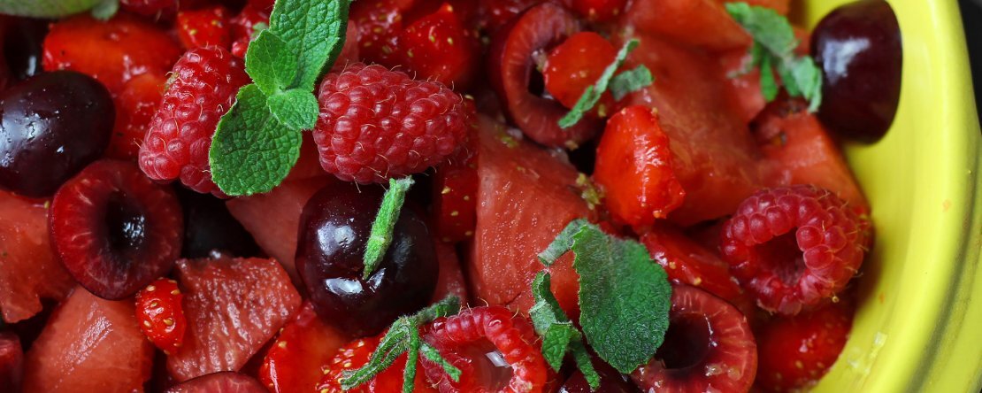 Sałatka z czerwonych owoców: truskawek, malin, wiśni i arbuza, idealna na lato!