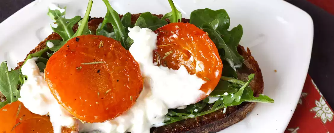 Pieczone morele, rukola i burrata na grzance