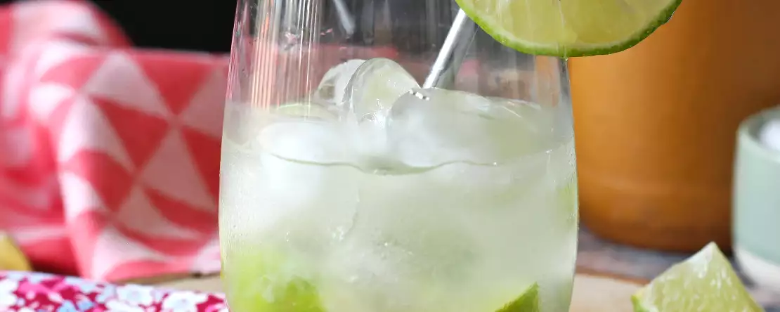 Lemon caipirinha: łatwy do przygotowania brazylijski drink bez shakera do koktajli