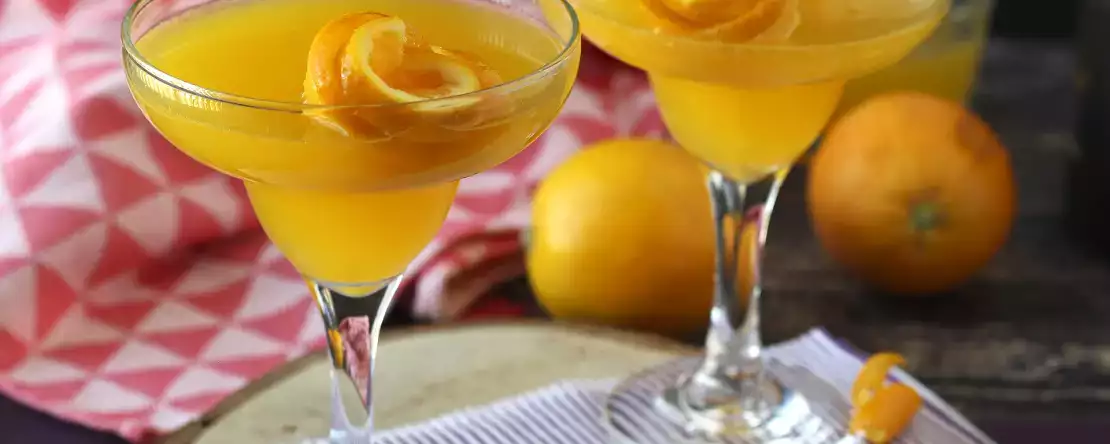 Agua de valencia, śródziemnomorski koktajl z cavą i pomarańczą, który można przygotować w domu.