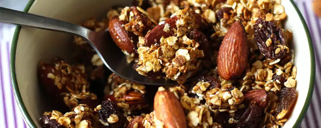 Granola ekspresowa z frytkownicą powietrzną, aby schrupać śniadanie