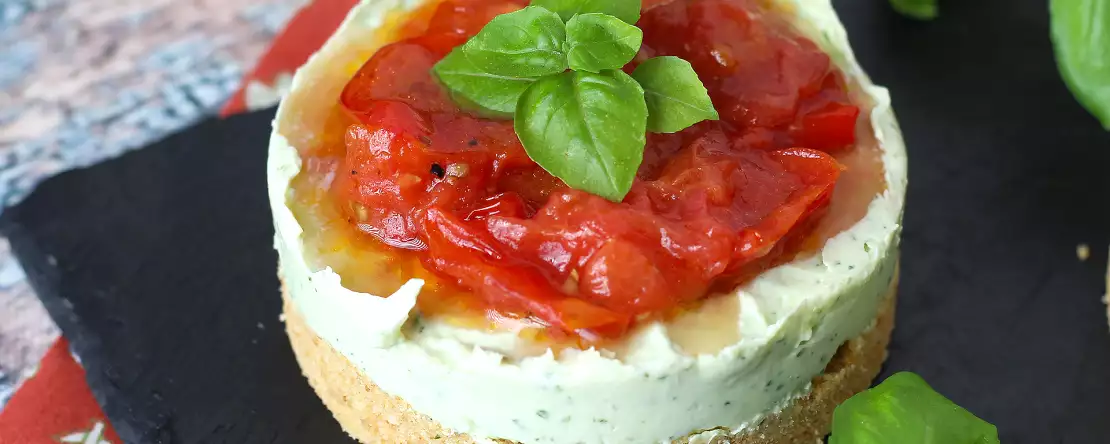 Jednoporcjowy pikantny sernik z bazylią i pomidorkami koktajlowymi: smaczny pomysł na bufet i aperitif