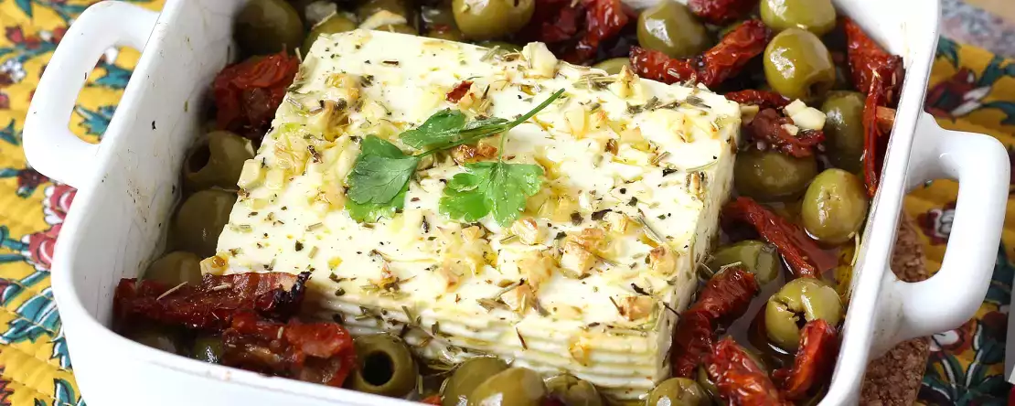 Pieczona feta z suszonymi pomidorami i oliwkami, styl śródziemnomorski