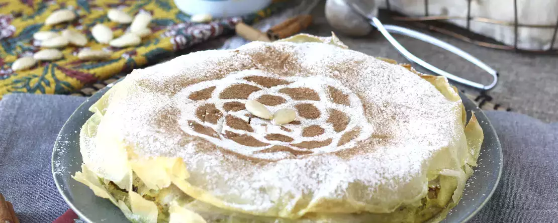 Tradycyjne marokańskie ciasto z cegiełkami, kurczakiem i przyprawami