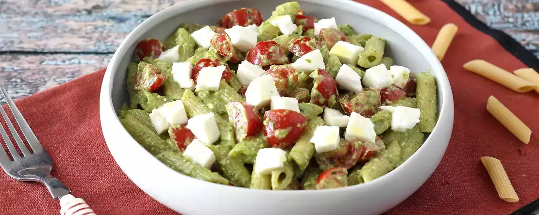 Makaron na zimno z pesto z rukoli, pomidorkami koktajlowymi i mozzarellą: świeży i szybki przepis na lato