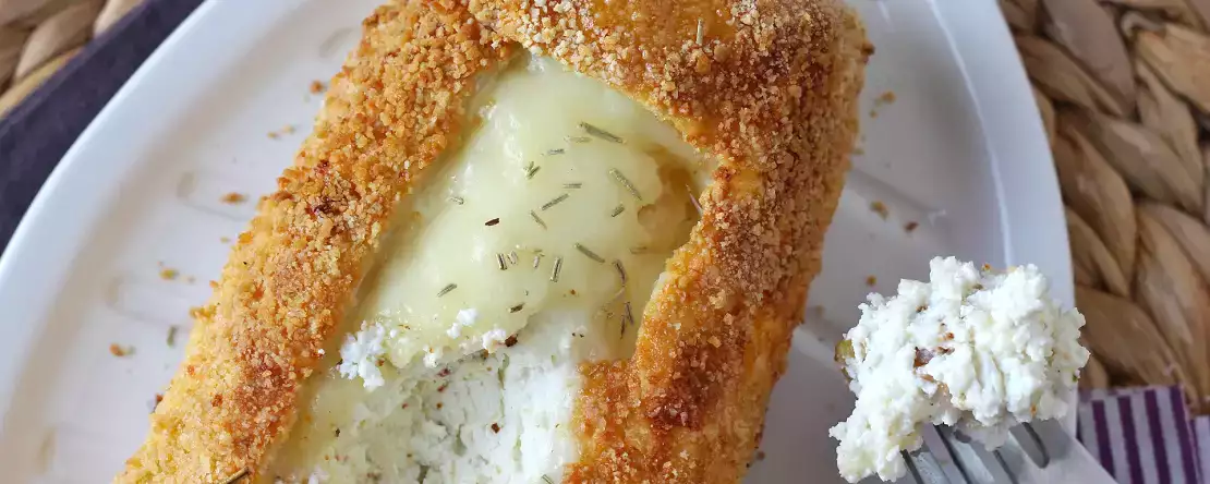 Chrupiący, rozpływający się w ustach kozi ser panierowany we frytkownicy powietrznej: absolutna wygoda!