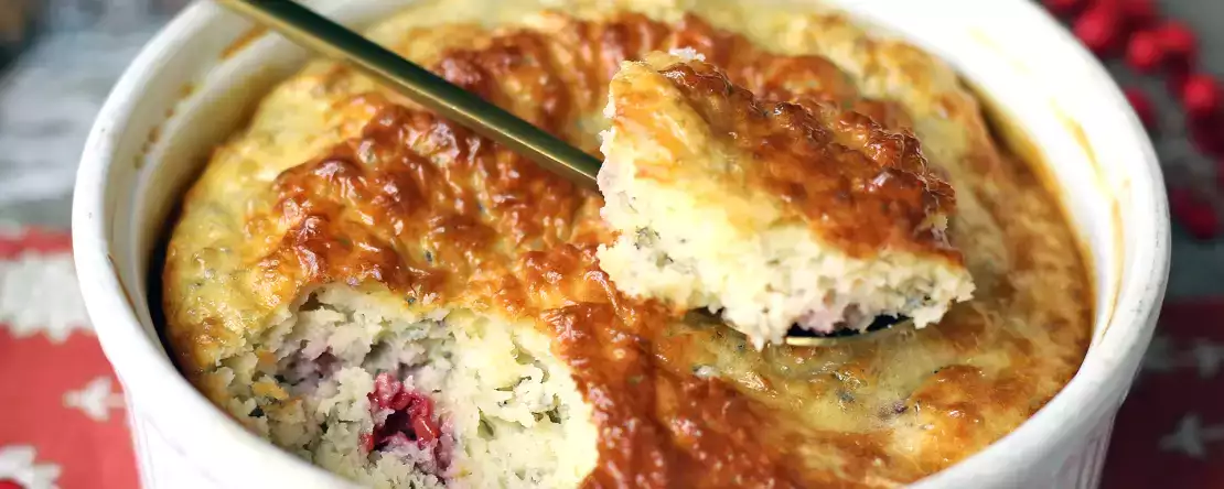 Super proste ciasto proteinowe z czerwonymi owocami