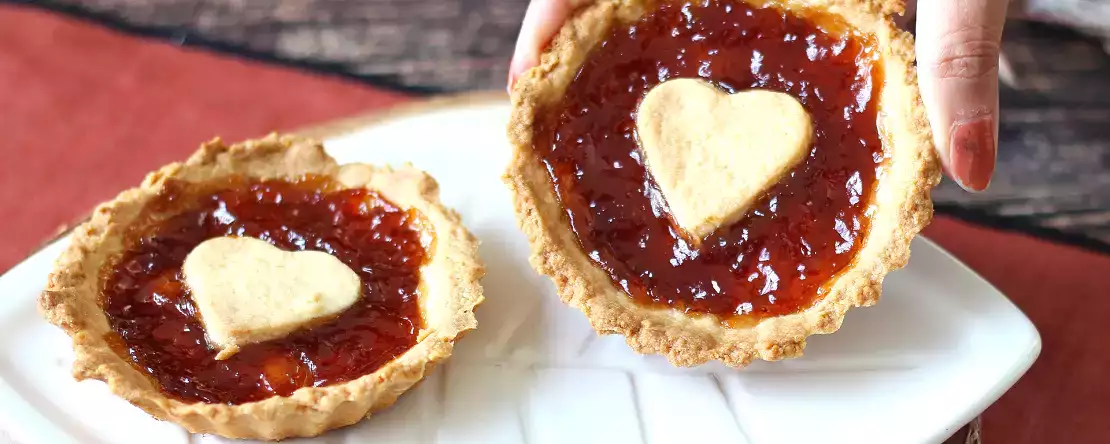 Walentynkowe tarty z dżemem truskawkowym: romantyczne domowe smakołyki