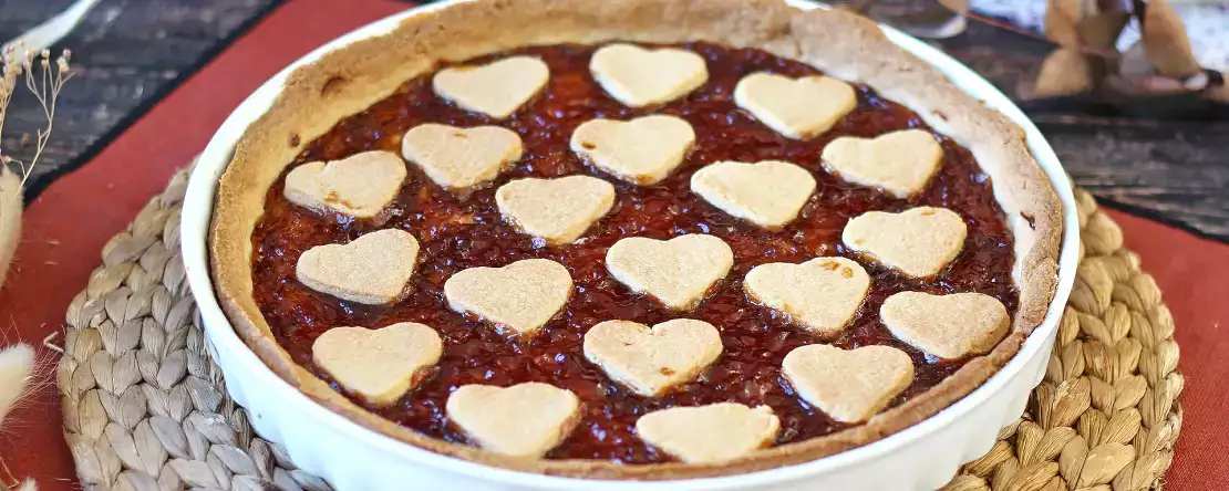 Tarta z dżemem truskawkowym: klasyczny przepis na ciasto kruche (również serca)