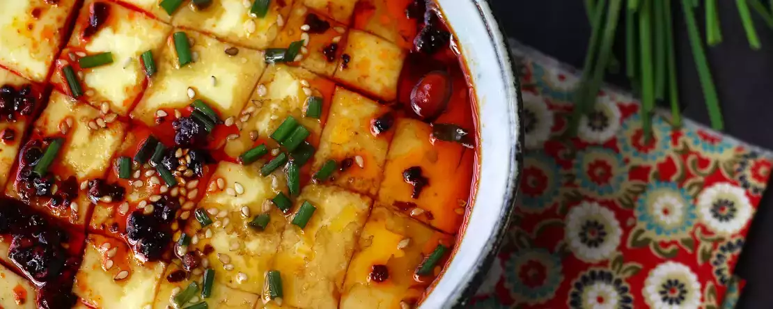 Chińskie jajka na parze: chiński przepis na jedwabiste jajka na parze z zaledwie dwóch składników!