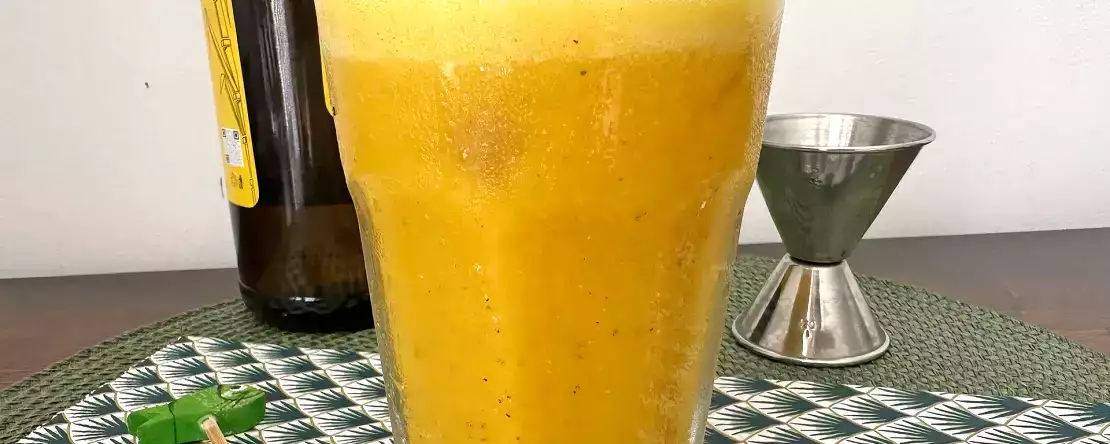 Caipirinha de maracujá batida: bardziej kremowa i orzeźwiająca wersja brazylijskiego klasyka.