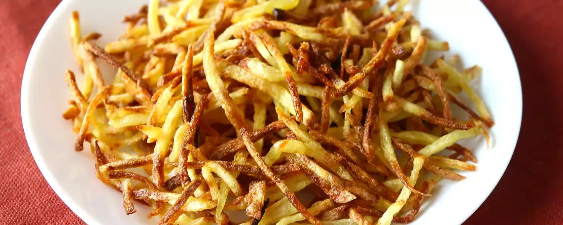 Chipsy ziemniaczane z frytkownicy powietrznej tak chrupiące, że nie uwierzysz, że są domowej roboty