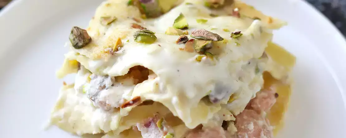 Lasagne z łososia z burratą i kremowymi, chrupiącymi pistacjami