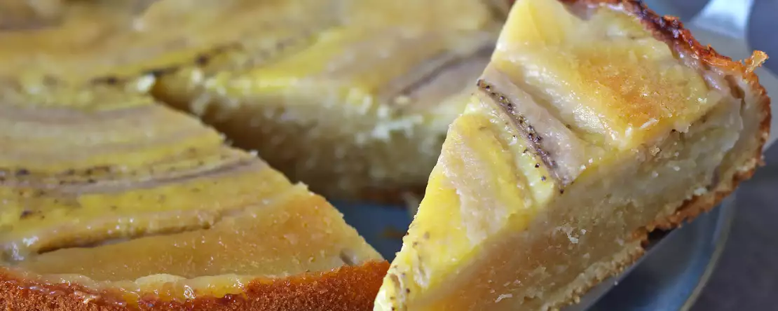 Dodatkowy tort bananowy z pomadą do góry nogami