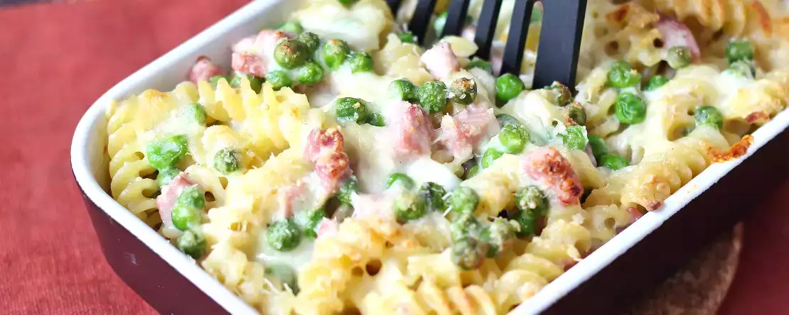 Kremowy zapiekany makaron z groszkiem i szynką au gratin