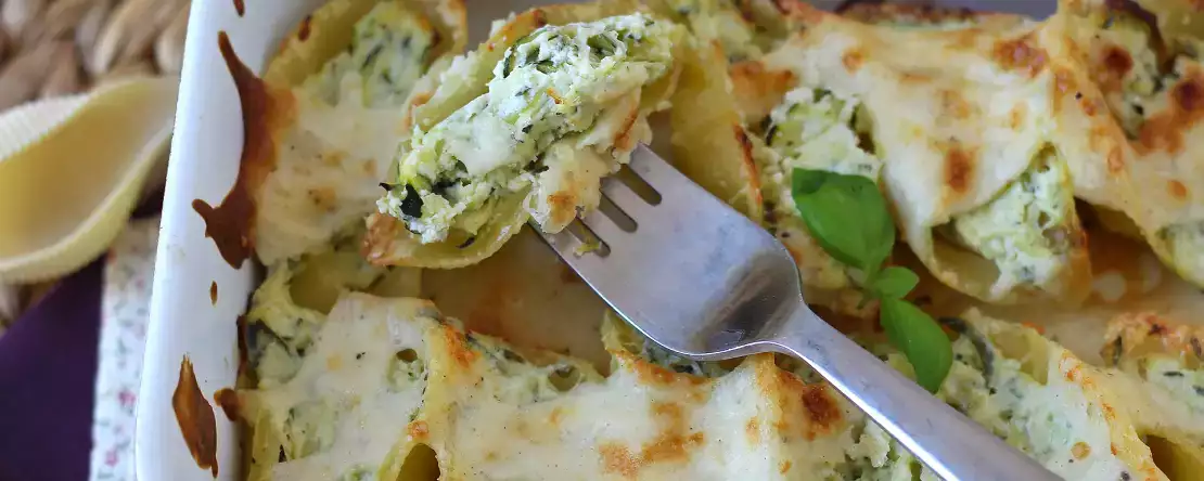 Conchiglioni nadziewane ricottą, cukinią i cytryną: kremowe i zapiekane w piekarniku