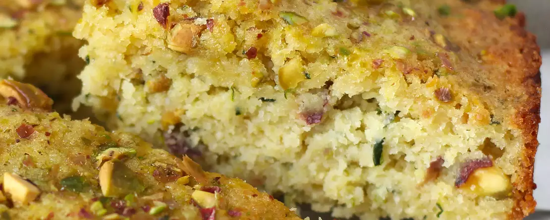 Bardzo wilgotne ciasto z pistacjami, limonką i cukinią