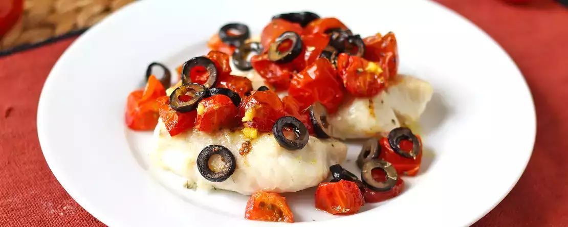 Dorsz smażony na powietrzu z pomidorkami koktajlowymi, oliwkami i cytryną: lekki i szybki przepis