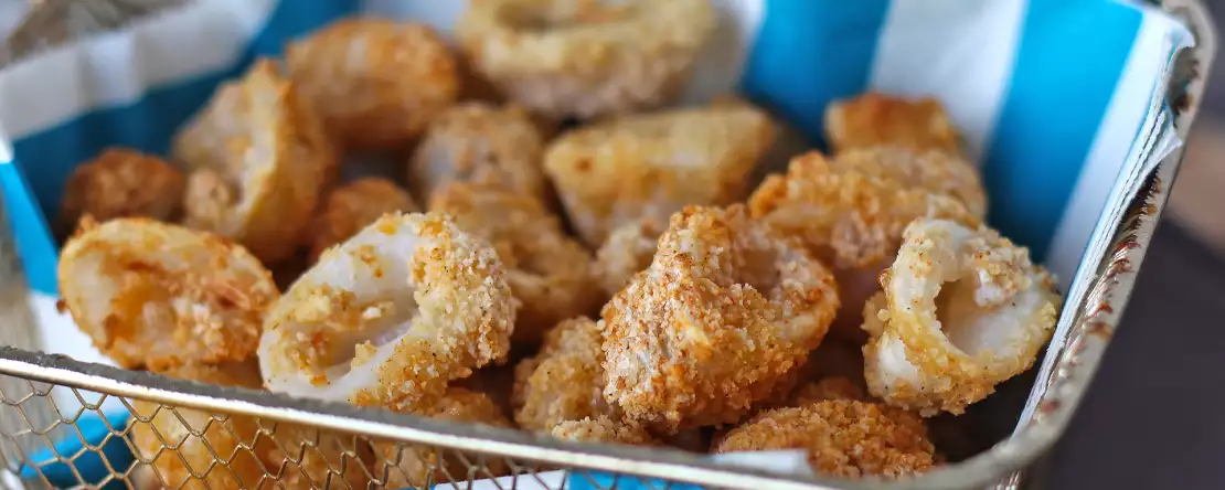 Krążki kalmarów we frytkownicy powietrznej chrupiące i lekkie