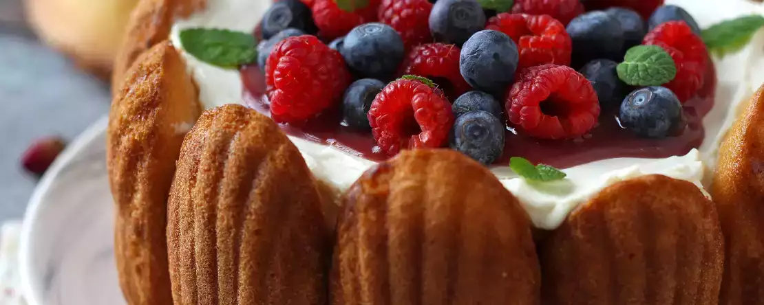 Charlotte z czerwonych owoców z madeleines