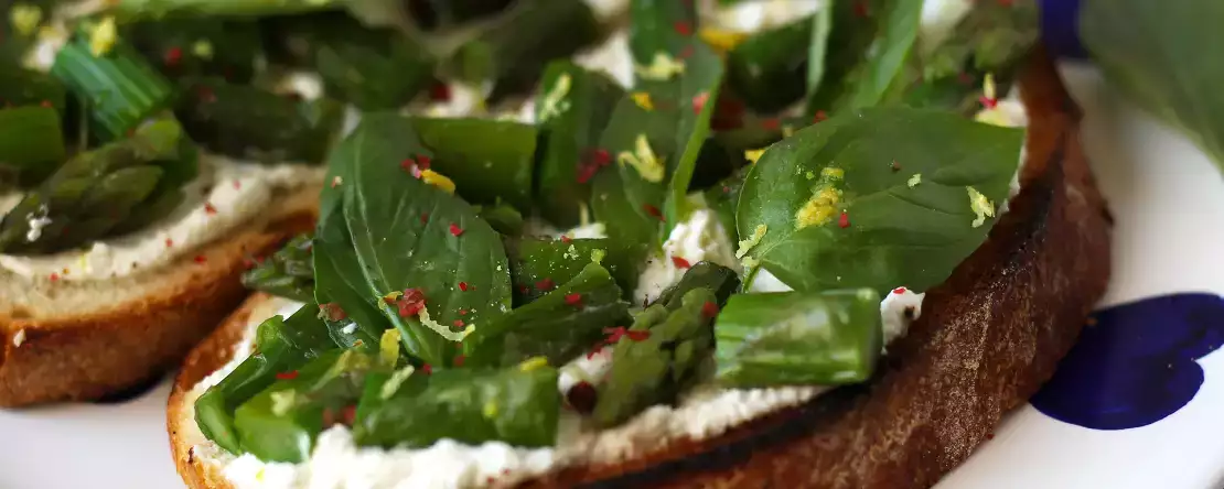 Tartinki ze szparagami, cytryną i bazyliową ricottą