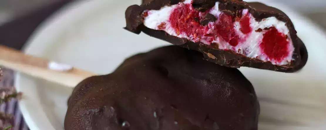 Skyr, lody malinowe i czekoladowe. zdrowa przekąska na słoneczne dni!