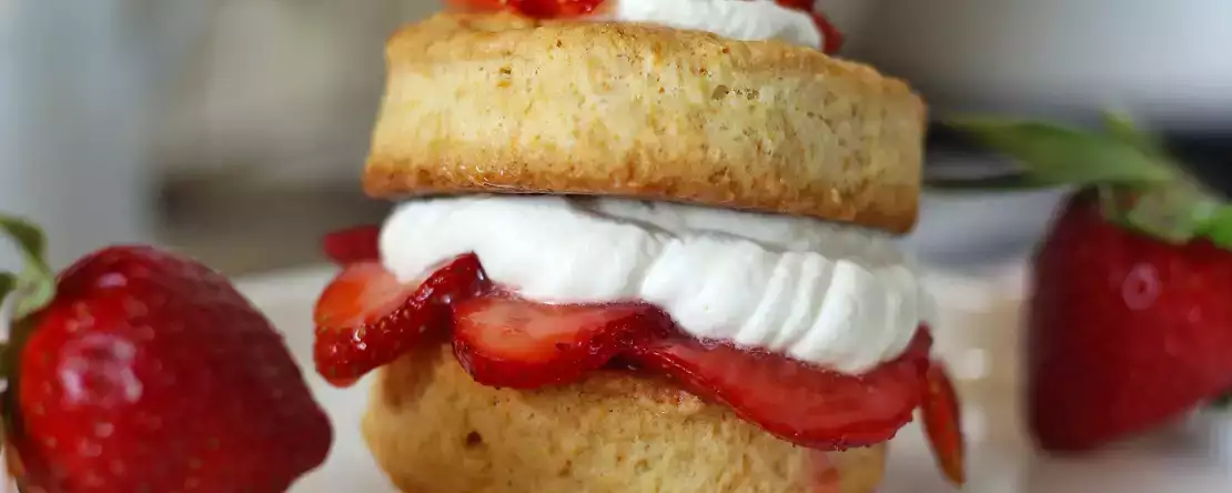 Strawberry shortcake, amerykańskie kruche ciasto truskawkowo-śmietankowe, które nigdy nie zawodzi