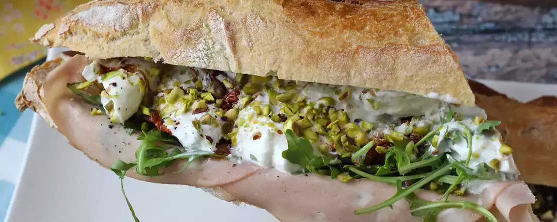 Wyśmienita włoska kanapka z mortadelą i serem burrata