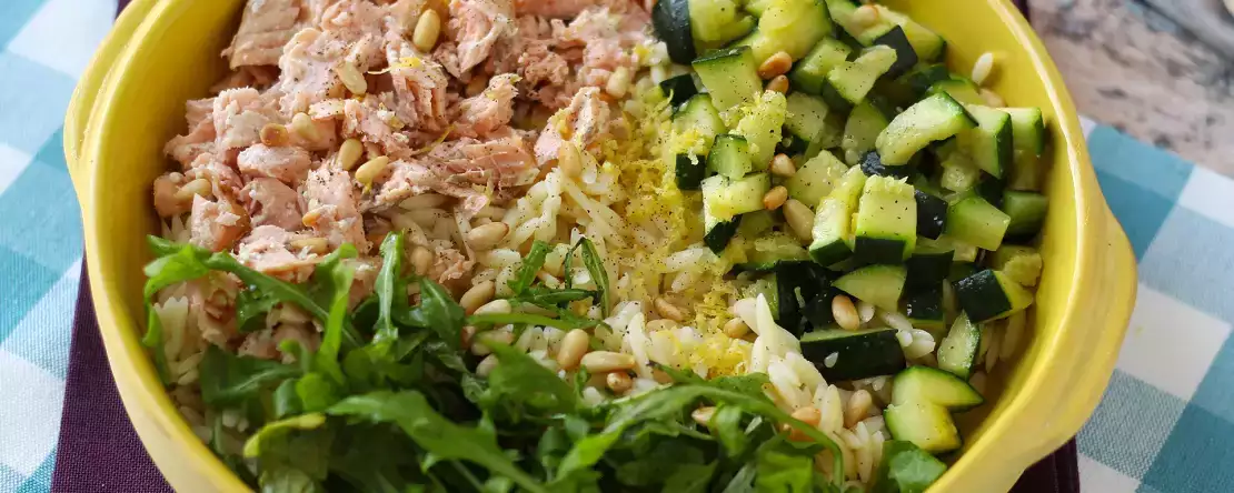 Sałatka z makaronem orzo, łososiem i cukinią