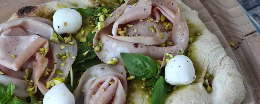 Pinsa z pesto i mortadelą, gotowa w 10 minut!