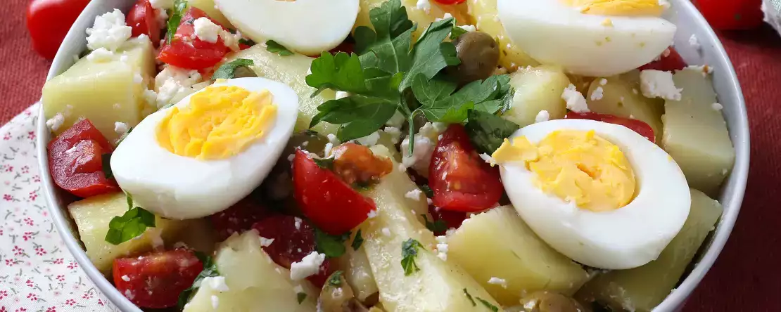 Sałatka ziemniaczana z serem feta, jajkiem i pomidorkami koktajlowymi