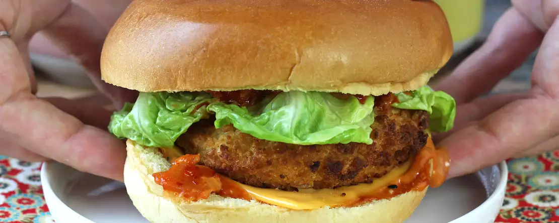 Burger z kurczakiem w panierce po koreańsku: chrupiący, pikantny i niezwykle smaczny