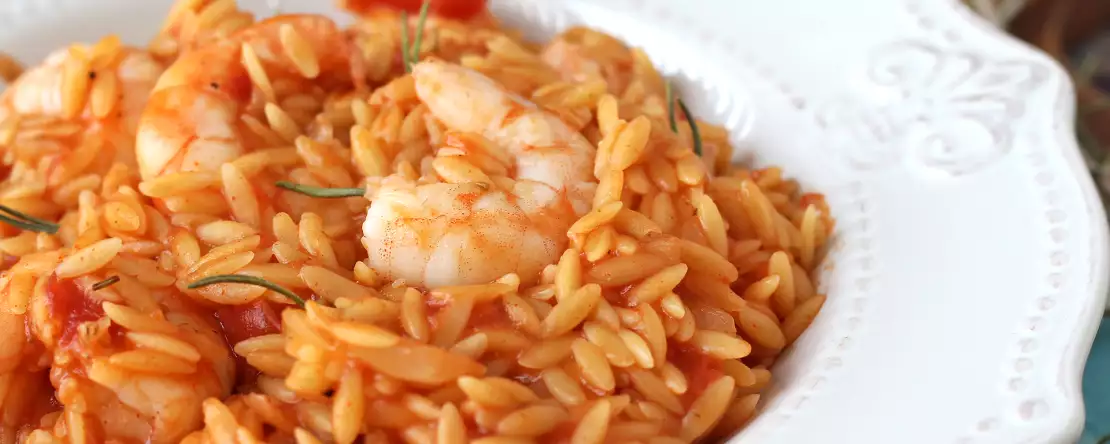 Makaron orzo z pomidorami i krewetkami przyrządzony na sposób risotto