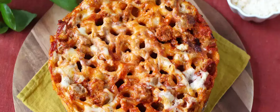 Timbal z rigatoni zapiekany w piekarniku z kiełbasą, sosem beszamelowym i mozzarellą