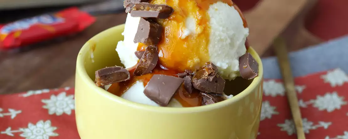 Domowy mcflurry o smaku karmelowo-dajmowym przygotowany przy użyciu urządzenia ninja creami