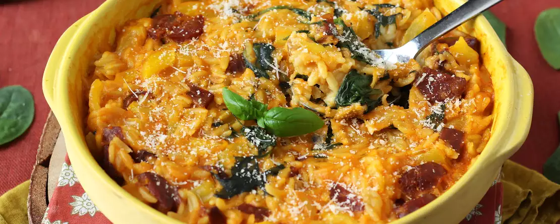 Orzo z papryką, chorizo i szpinakiem z jednego garnka