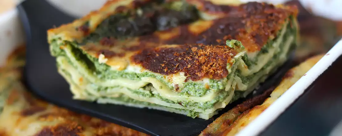 Wegetariańska lasagne ze szpinakiem i tofu z frytkownicy beztłuszczowej air fryer