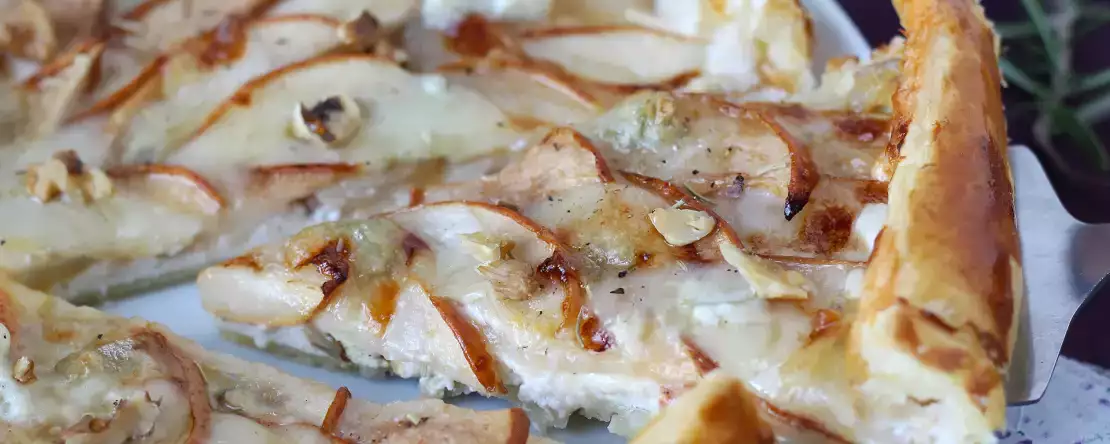 Tarta z gruszkami, gorgonzolą i orzechami włoskimi – nieodparte połączenie słodko-słonych smaków