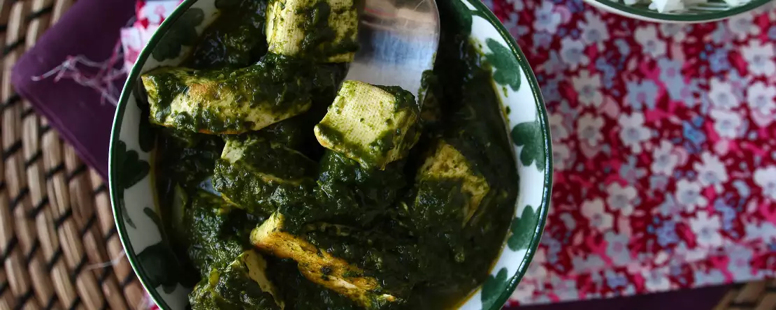 Palak tofu: indyjskie curry ze szpinakiem i tofu