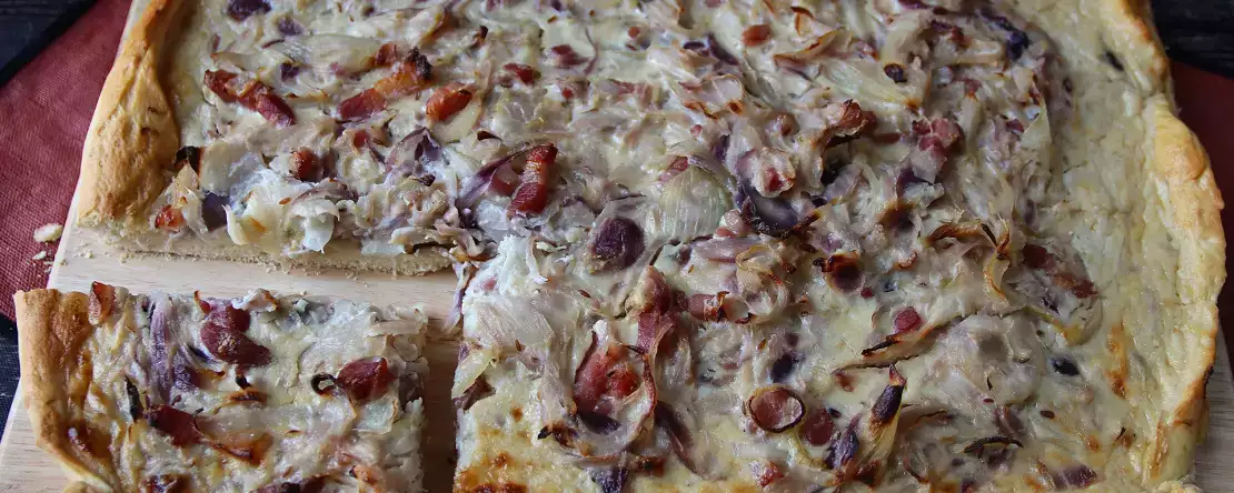 Zwiebelkuchen: niemiecka tarta z rozpływającą się cebulą i boczkiem