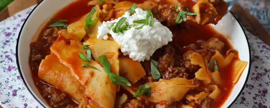 Zupa lasagne z mięsem, ricottą i parmezanem