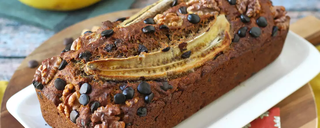 Wegański chlebek bananowy z miso, orzechami i czekoladą – wyjątkowo pyszny!