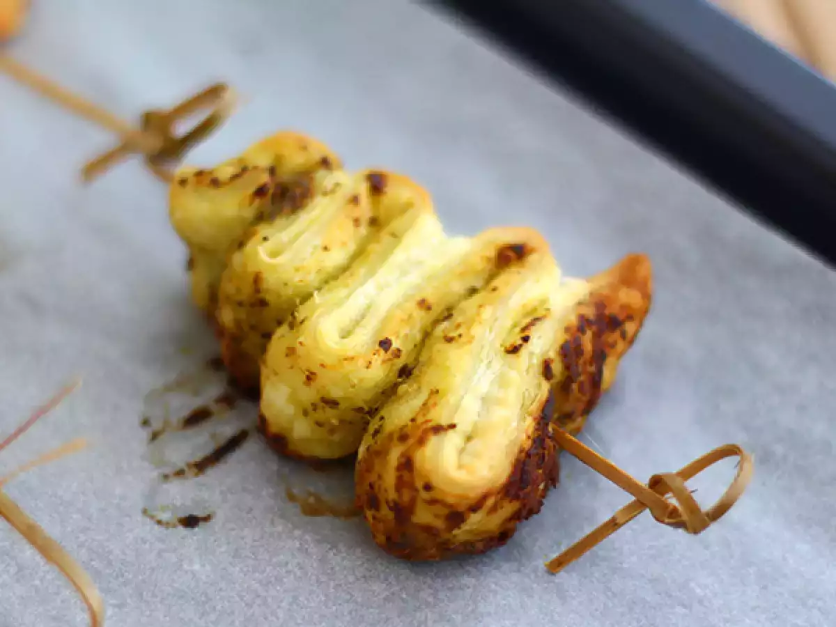 Przepis Choinki z ciasta francuskiego z pesto na świąteczny aperitif