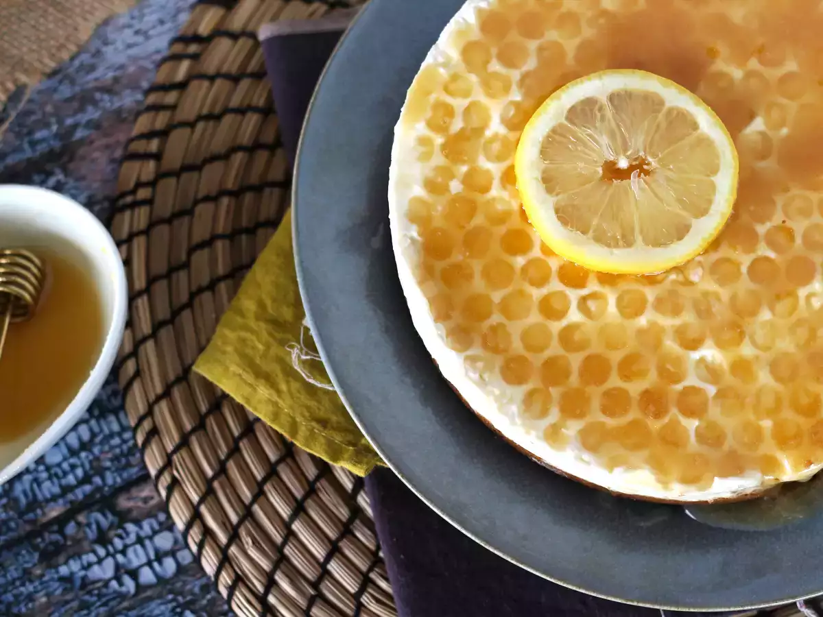 Przepis Sernik cytrynowo-miodowy bez pieczenia (poradnik dekorowania ciast)