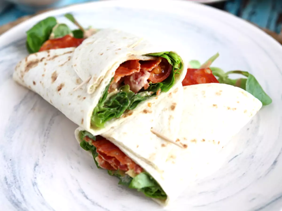 Przepis Kanapka wrap z chorizo, awokado i pomidorami