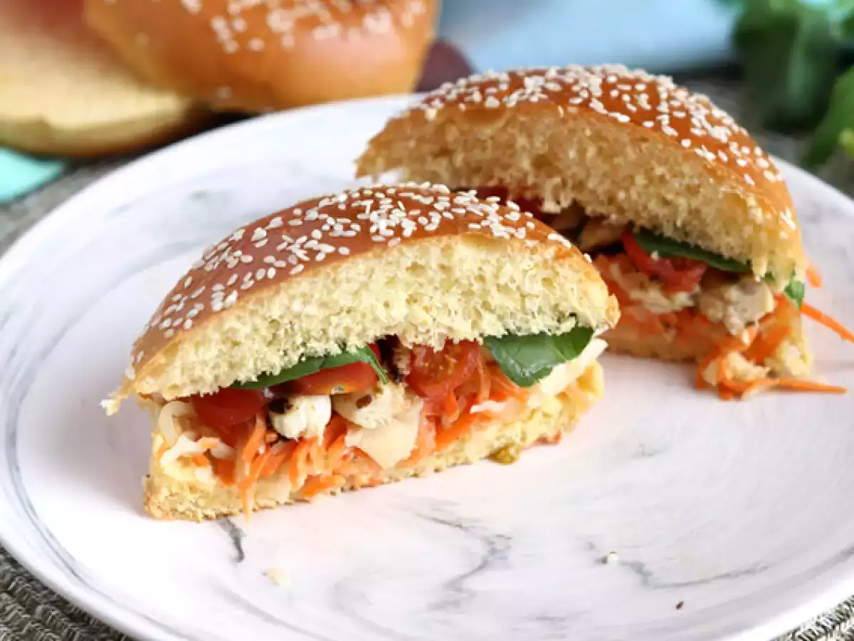 Przepis Kanapka z marynowanym kurczakiem, sałatką coleslaw, pomidorami i bazylią